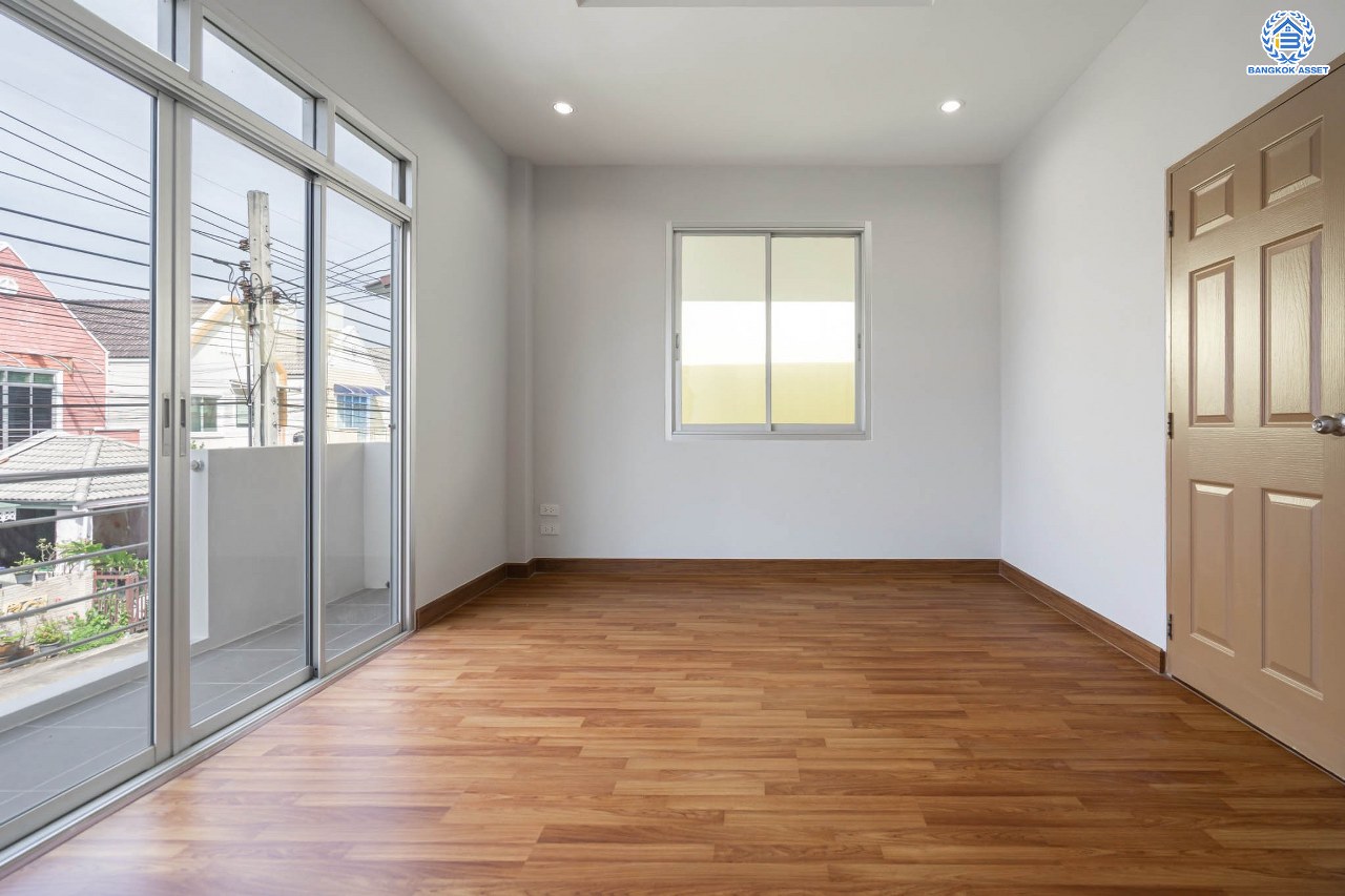 บ้านมือสองตกแต่งใหม่ โครงการ มณฑล4 บางใหญ่ เนื้อที่ 28.4 ตร.ว. ฟังก์ชัน 3 ห้องนอน 2 ห้องน้ำ จอดรถได้ 2 คัน รองรับทุกกิจกรรม บนทำเลเชื่อมต่อหลายเส้นทาง อาทิ ถนนแก้วอินทร์, ถนนกาญจนาภิเษก, ถนนรัตนาธิเบศร์ ใกล้รถไฟฟ้าสายสีม่วง "สถานีตลาดบางใหญ่" และจุดขึ้นทางด่วน "กาญจนาภิเษก"